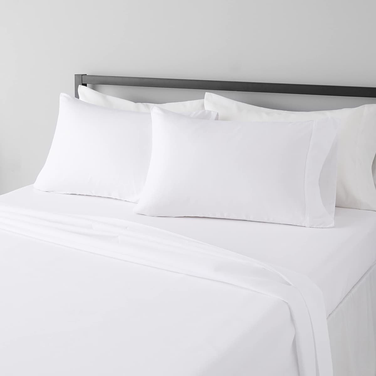 Amazon Basics, 4 Piece Microfiber Lightweight Wrinkle-free Breathable Bed Sheet Set, Super Soft Easy Care, 36cm Deep Pockets, Queen, Bright White, Solid